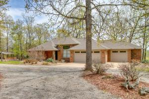 マウンテン・ホームにあるLake-View Retreat with Fire Pit in Mountain Home!の前に木があるレンガ造りの家