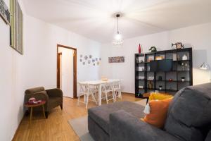 een woonkamer met een bank en een tafel bij Apt Boavista 3bdr Casa da música in Porto