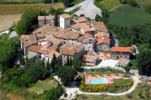 斯波萊托的住宿－Casa Borgo Marco e Cristina，享有带游泳池的房屋的空中景致