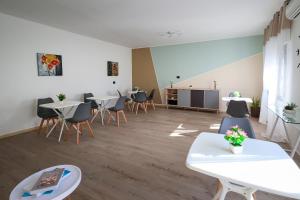 サルヴェにあるIl Sole Del Salentoのテーブルと椅子付きの広い部屋、キッチン付きの部屋
