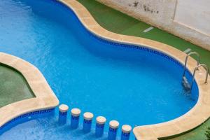 - une vue sur la piscine d'eau bleue dans l'établissement VACATION NEAR THE SEA. (POOL-SHOPS-RESTAURANTS), à Torrevieja