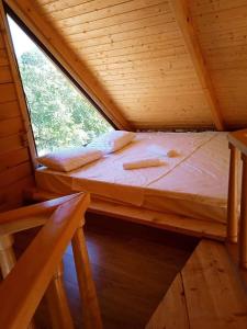 Posto letto in cabina di legno con finestra. di SunHouse a Khulo