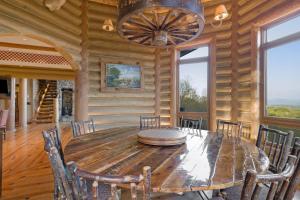 ein Esszimmer mit einem Holztisch und Stühlen in der Unterkunft Rustic Luxury in Morganton