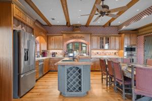 eine Küche mit Holzschränken und einem Tisch mit Stühlen in der Unterkunft Rustic Luxury in Morganton