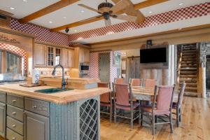 eine offene Küche und ein Esszimmer mit einem Tisch in der Unterkunft Rustic Luxury in Morganton + 49 Fotos