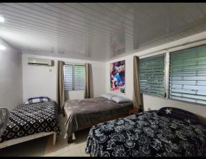 um quarto com 2 camas e uma janela em Casa de Campo, frente a la playa Skybluebyguanche em Colón