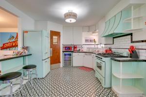 una cucina con elettrodomestici bianchi e armadietti blu di San Antonio Retreat with Private Hot Tub and Gas Grill a San Antonio