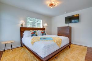 una camera da letto con un letto grande e una televisione di San Antonio Retreat with Private Hot Tub and Gas Grill a San Antonio