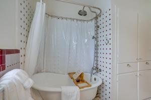 un bagno con doccia, wc e lavandino di San Antonio Retreat with Private Hot Tub and Gas Grill a San Antonio Altre 21 foto