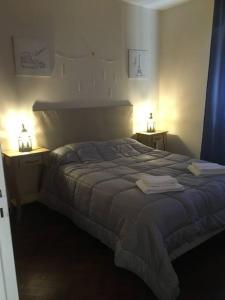 um quarto com uma cama grande e 2 mesas de cabeceira em Hermosa casa tranquila en la ciudad em Mendoza
