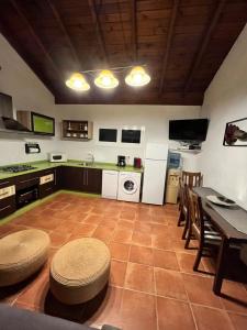 a kitchen and dining room with a table and chairs at VISTAMALPEI in Cotillo