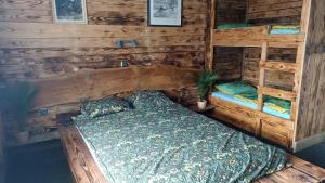 Tempat tidur dalam kamar di Planinski dom Janče
