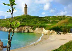 einen Leuchtturm auf einem Hügel neben einem Strand in der Unterkunft APARTAMENTO TORRE DE HÉRCULES A CORUÑA con GARAJE in A Coruña