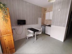 Kuchyňa alebo kuchynka v ubytovaní Studio idéalement situé à Ax les thermes