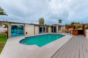 una piscina en el patio trasero de una casa en Relax in the Water, en Fort Lauderdale