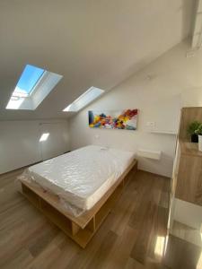 - une chambre avec un lit dans une pièce dotée d'une fenêtre dans l'établissement Deliziosa mansarda con vista panoramica, à Coni