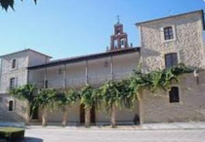 ein Gebäude mit einem Uhrturm darüber in der Unterkunft Alojamiento Céntrico La Buganvilla in Aranda de Duero