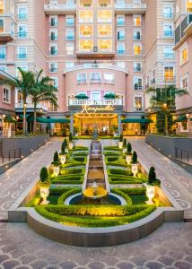 a view of the front of a building with a fountain at Villa Rosa Kempinski in Nairobi
