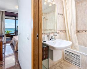 Buena vista في فوينخيرولا: حمام مع حوض ومرآة وسرير