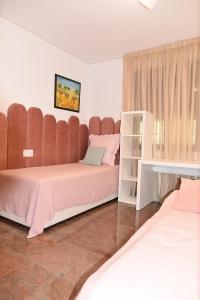 1 dormitorio con 1 cama grande y cabecero grande en Buena vista, en Fuengirola