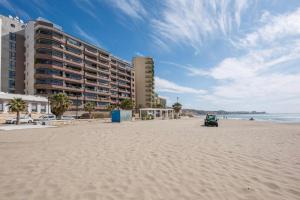- Vistas a una playa con un edificio en Buena vista, en Fuengirola