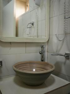 een badkamer met een wastafel en een spiegel bij Casa de campo Doña Ana 