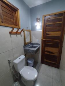 un bagno con un water e un lavandino di Pousada Villa Coqueiro a Luis Correia Altre 80 foto