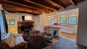Il dispose d'une cuisine et d'un salon avec un canapé et une cheminée. dans l'établissement La Grange du Moulin de Lossulien, à Le Relecq-Kerhuon