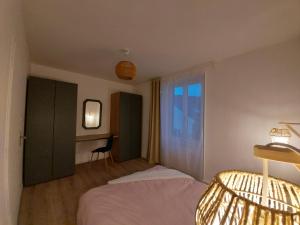 pokój hotelowy z łóżkiem i oknem w obiekcie Appart'Hotel la Savoureuse w Belfort
