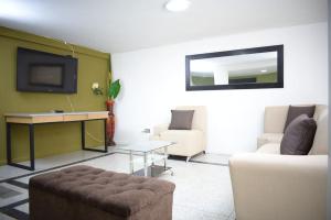 sala de estar con sofá y TV en Nogales, en Medellín