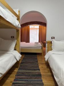 Alpeta Agrotourism & Winery - Roshnik , Berat客房内的一张或多张床位
