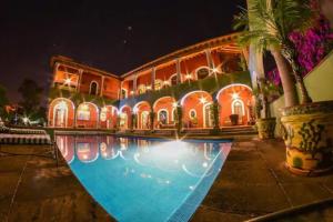 una casa con piscina por la noche en Casa Don Pascual Hotel Boutique Sweet Home en San Miguel de Allende