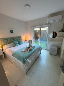 Un dormitorio con una cama con una toalla. en Las Lomas Suites & Spa en Chascomús