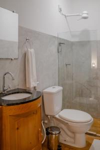 ein Bad mit einem WC, einem Waschbecken und einer Dusche in der Unterkunft casa jasmin in Jericoacoara