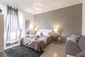 a bedroom with a bed and a couch at Destiny home 1 verona borgo trento appartamento in Verona