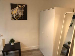 um quarto com uma foto de uma zebra na parede em Four bedroom property for 10 guests, great location Aldgate E1 close to Tower bridge em Londres