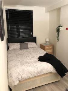 um quarto com uma cama grande e uma janela em Four bedroom property for 10 guests, great location Aldgate E1 close to Tower bridge em Londres