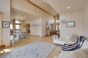 - un salon avec un canapé et une table dans l'établissement Stunning Sheridan Ranch Villa Mountain View!, à Sheridan