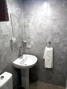 Paradise Boutique hotel في باموكالي: حمام مع حوض ومرحاض