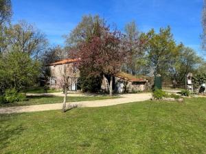 Vonkajšia záhrada v ubytovaní Gîte charmant, spacieux, à 15 km de Nantes, 2 chambres, terrasse, parking, animaux acceptés - FR-1-306-1238