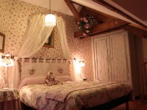 ein Schlafzimmer mit einem Bett mit einem Teddybär drauf in der Unterkunft Charmant Gîte au Cœur de la Nature Alsacienne - FR-1-589-224 in Provenchères-sur-Fave
