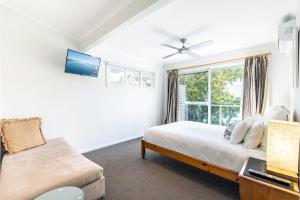a bedroom with a bed and a window at Florida 1 2 min walk to beach shops and restaurants in Shoal Bay