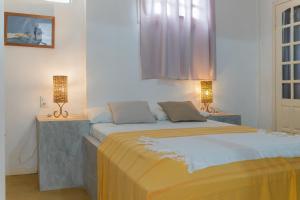 una camera con un grande letto con due lampade di casa jasmin a Jericoacoara Altre 37 foto