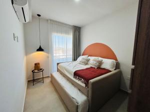 Una cama o camas en una habitación de alberca tipo playa,10 min de la playa by G P S rentas 46 fotos más