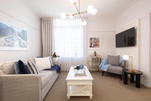 una sala de estar con un sofá y una mesa en St Tropez, en Brisbane