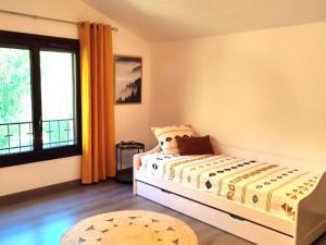 Кровать или кровати в номере Holiday home in Bruniquel on the Aveyron river