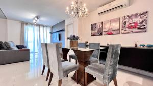 ein Esszimmer mit Tisch und Stühlen in der Unterkunft Viva em um Resort Paradisíaco na Brava 100m do Mar in Itajaí