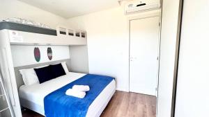 ein kleines Schlafzimmer mit einem Bett und einem Etagenbett in der Unterkunft Viva em um Resort Paradisíaco na Brava 100m do Mar in Itajaí