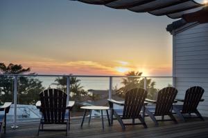 uma mesa e cadeiras num deque com vista para o oceano em Hotel Indigo San Diego Del Mar, an IHG Hotel em San Diego