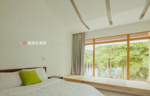Rúm í herbergi á 湖畔莊園 道 Villa